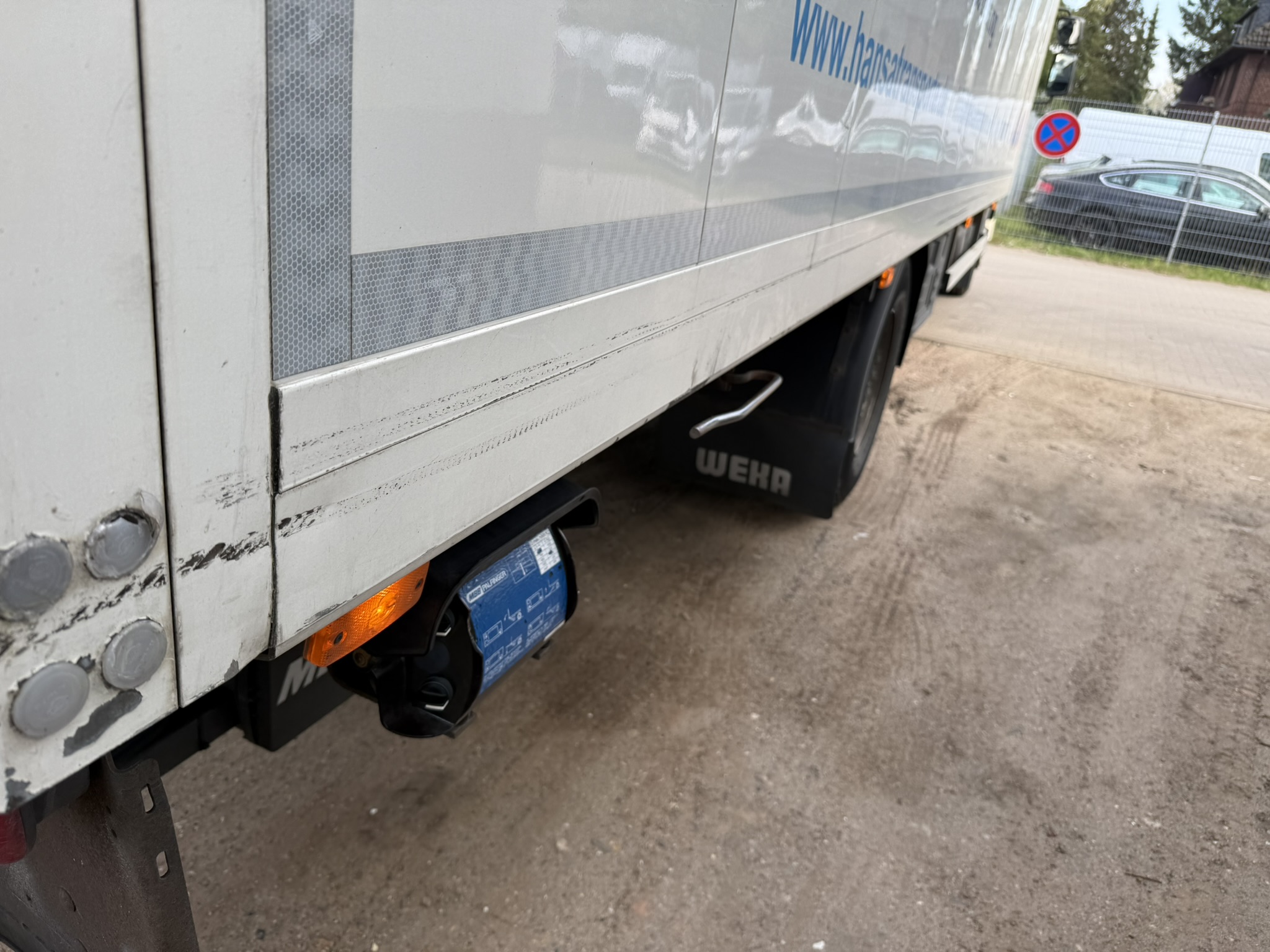 Lkw-Gutachten in Hamburg Kfz-Gutachter Hanse Noah bei der Begutachtung eines Unfallschadens in Hamburg