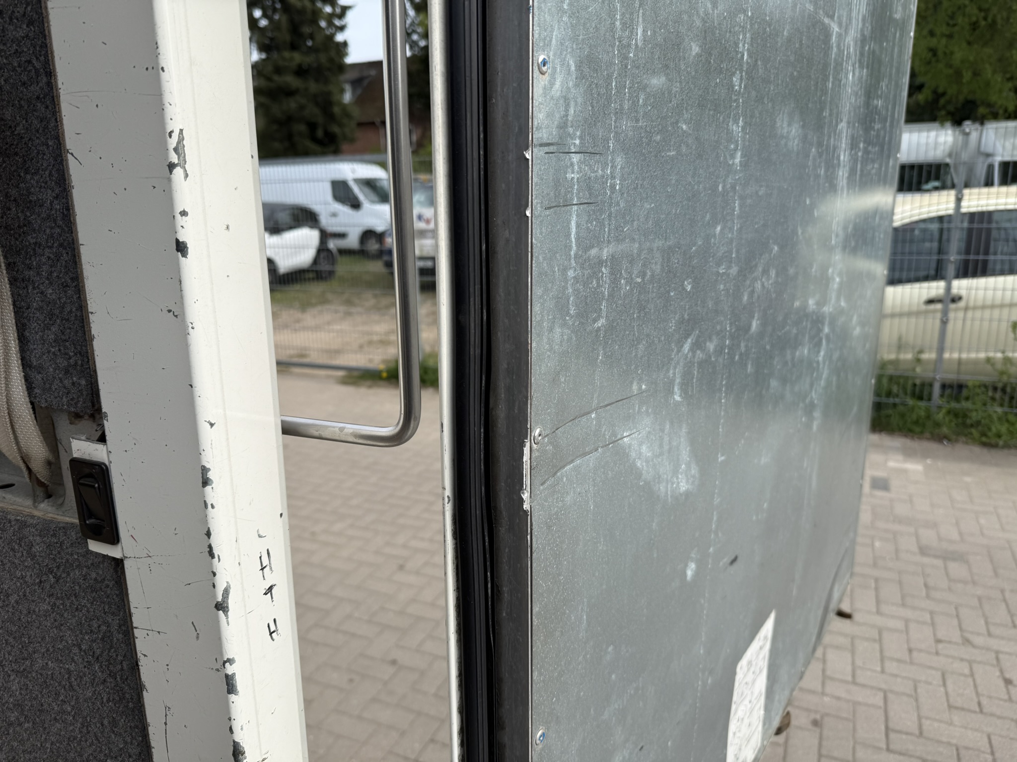 Lkw-Gutachten in Hamburg Kfz-Gutachter Hanse Noah bei der Begutachtung eines Unfallschadens in Hamburg