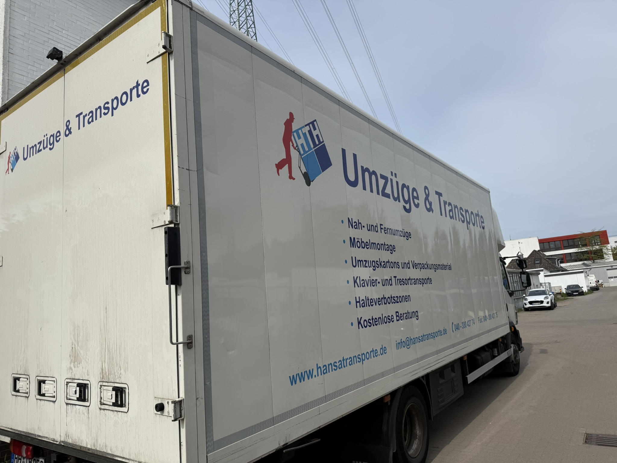Lkw-Gutachten in Hamburg Kfz-Gutachter Hanse Noah bei der Begutachtung eines Unfallschadens in Hamburg